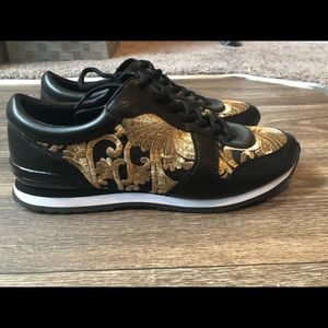 Torch Burch Embroidered Brielle Sneakers